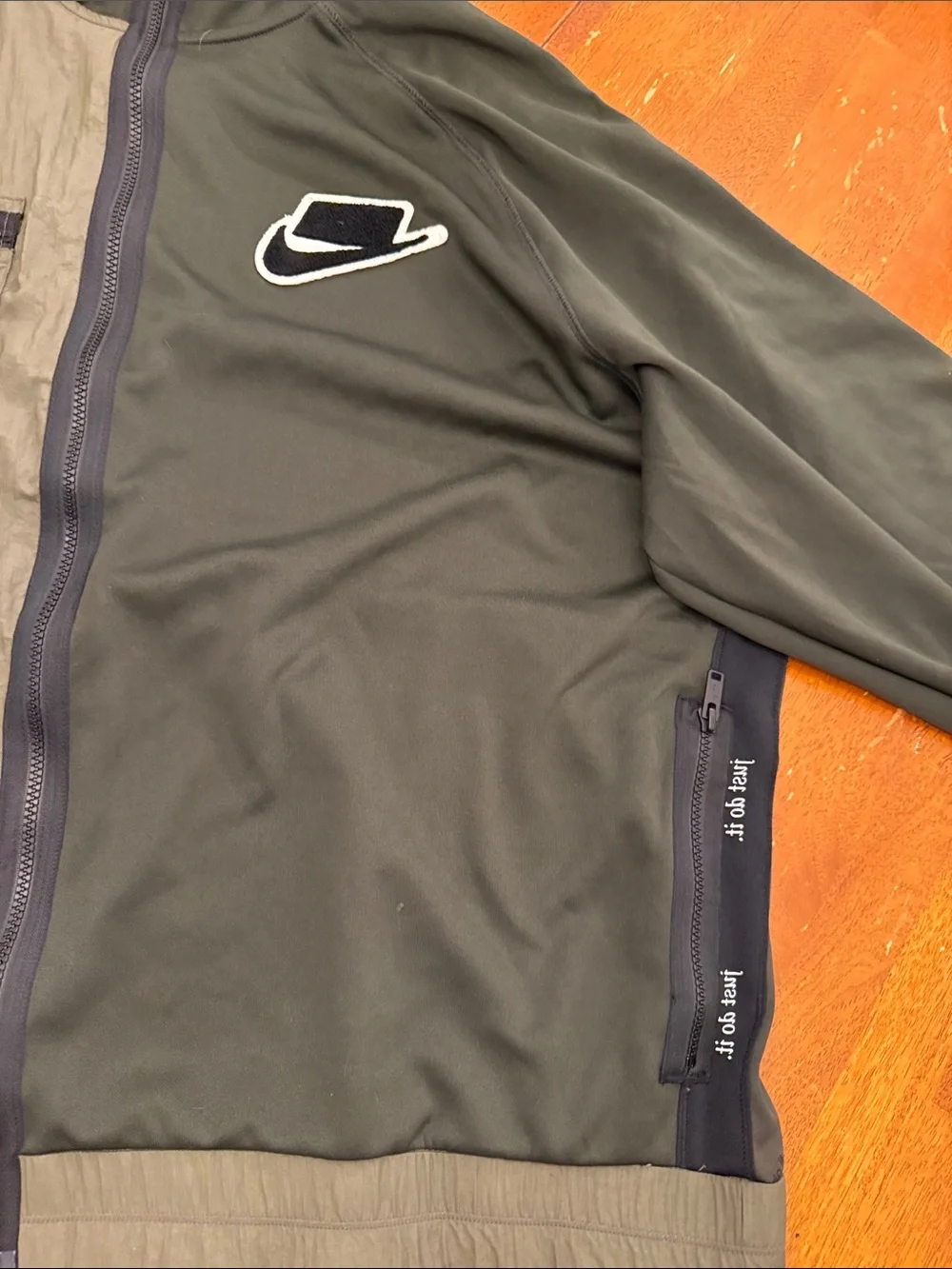 Nike Men’s Two-Tone Olive & Dark Green Lightweight Jacket xxl